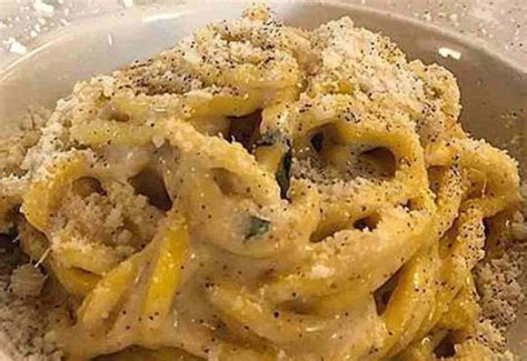 Tonnarelli cacio e pepe di Sora Lella .